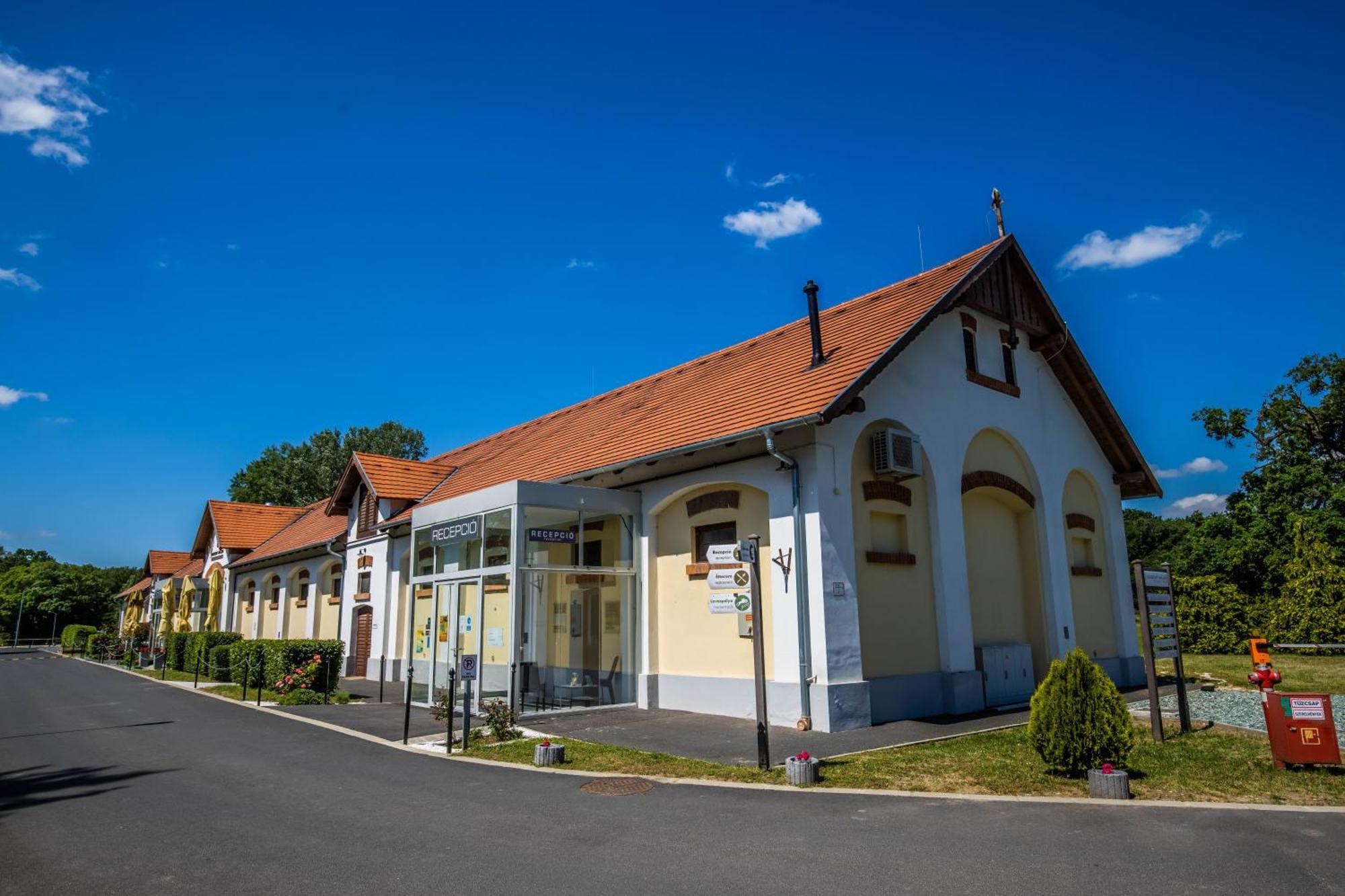 Vadkert Major Hotel Sarvar Exterior photo